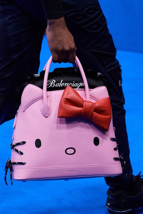 1569910647191423-1569839849364464-balenciaga-spring-summer-2020-paris-fashion-week-pfw-hello-kitty-bags-men-accessories-2.jpg